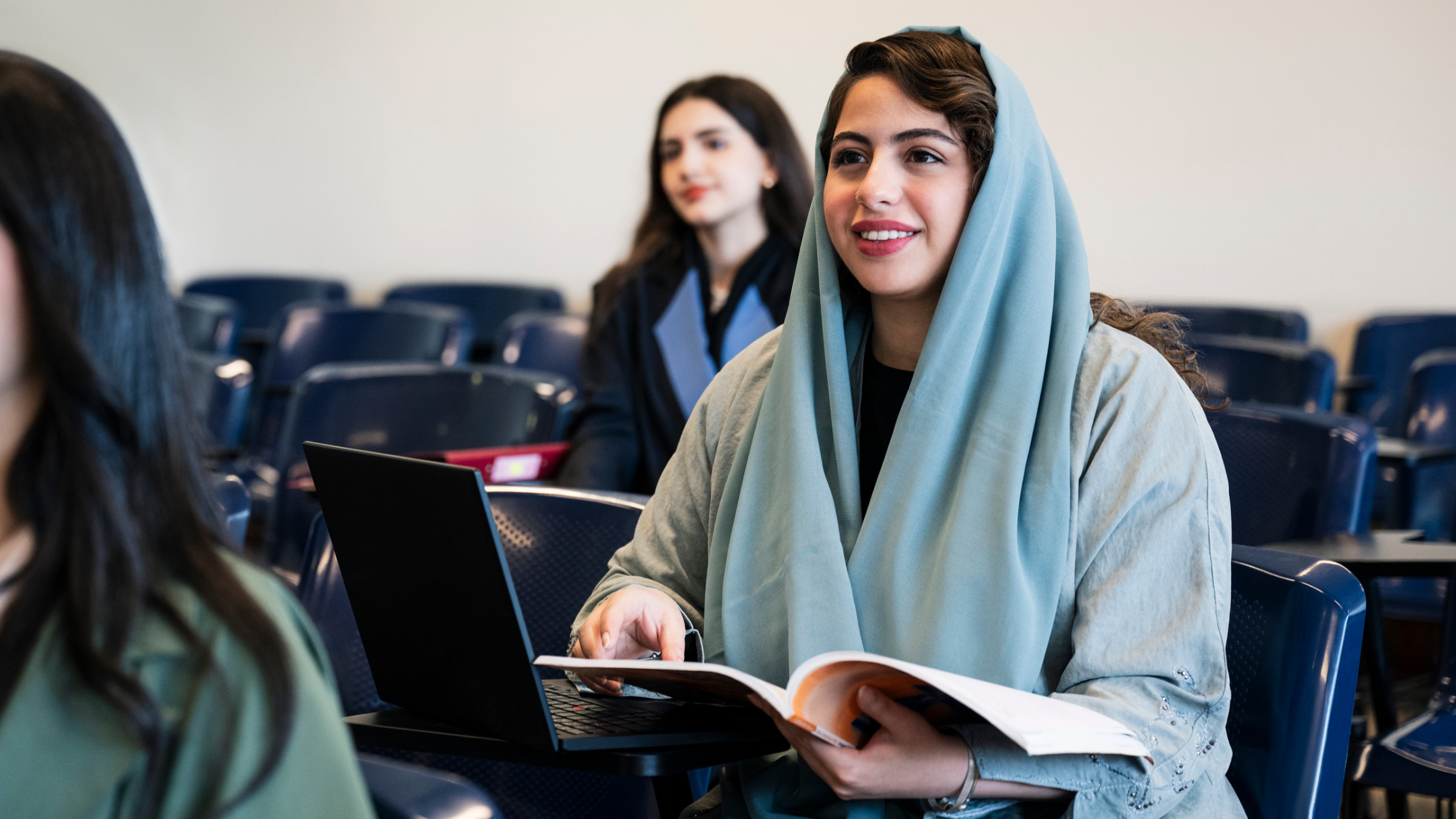 كم تبلغ تكلفة الدراسة في الخارج؟ دليل بسيط لإعداد ميزانية الطالب